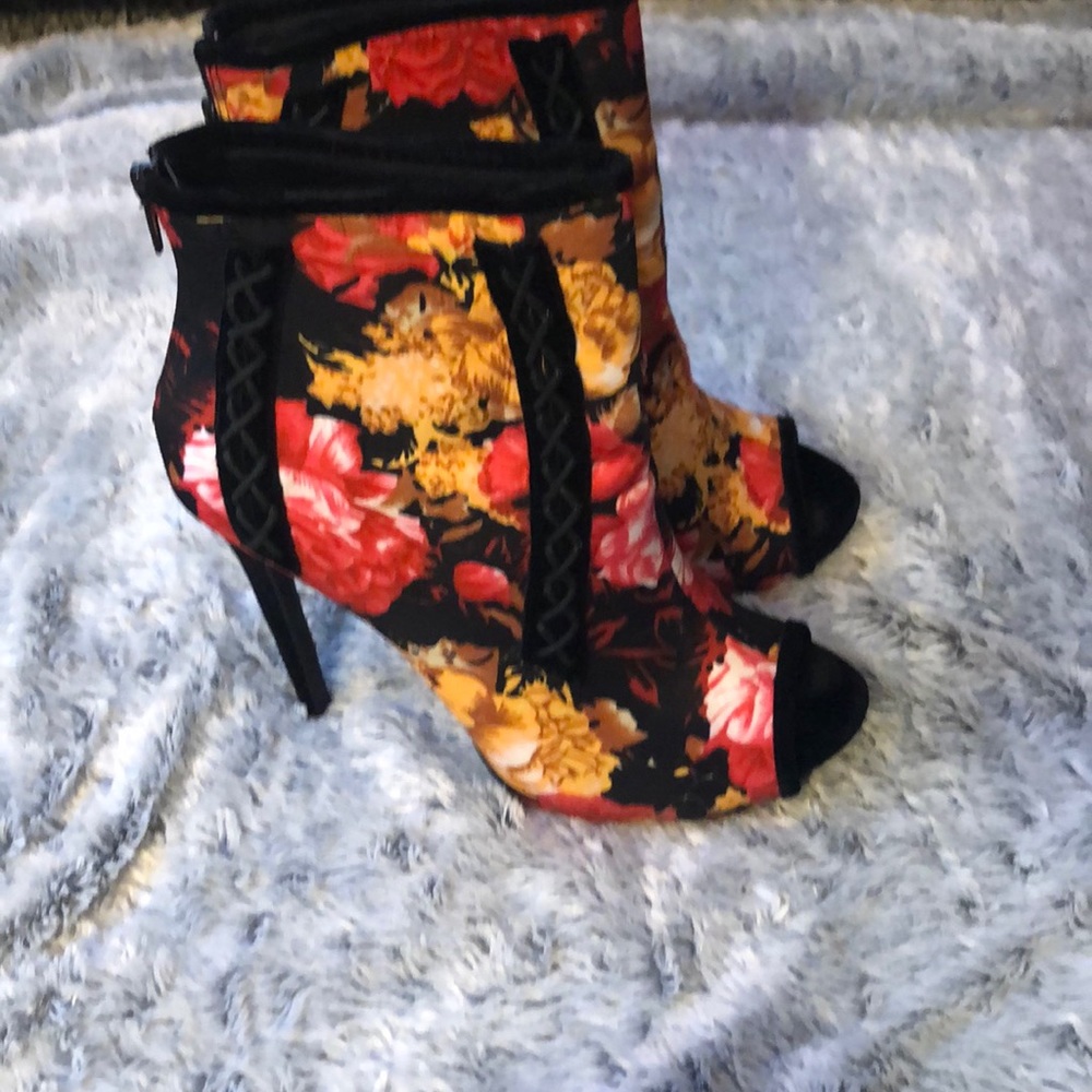 Heels - Picture 2 of 3